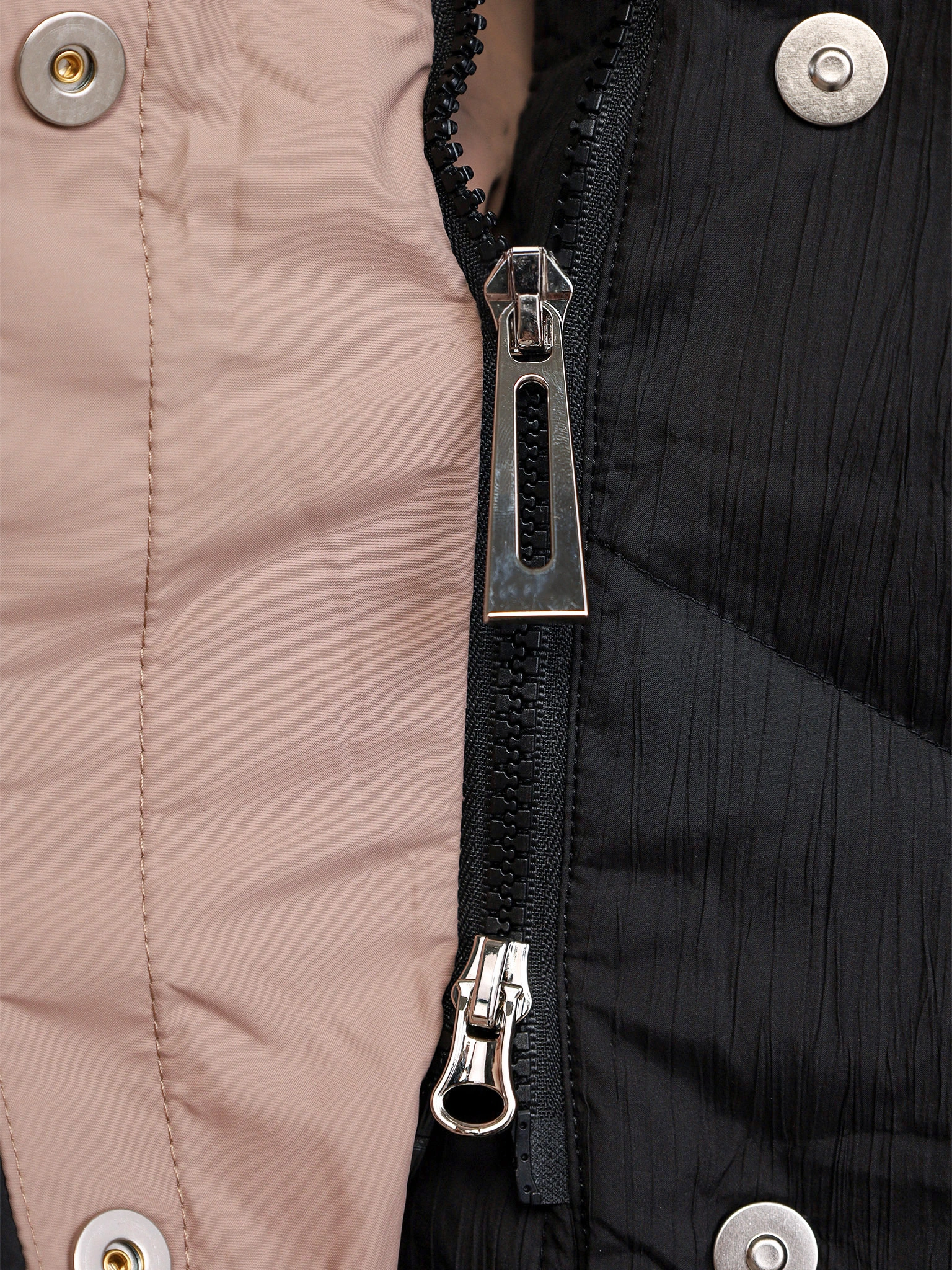 Пуховик черного цвета с капюшоном